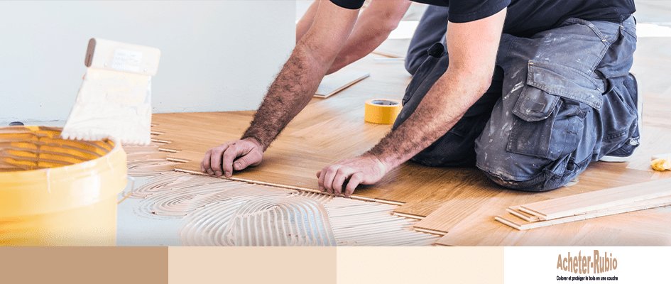 artisan qui pose du parquet d'intérieur