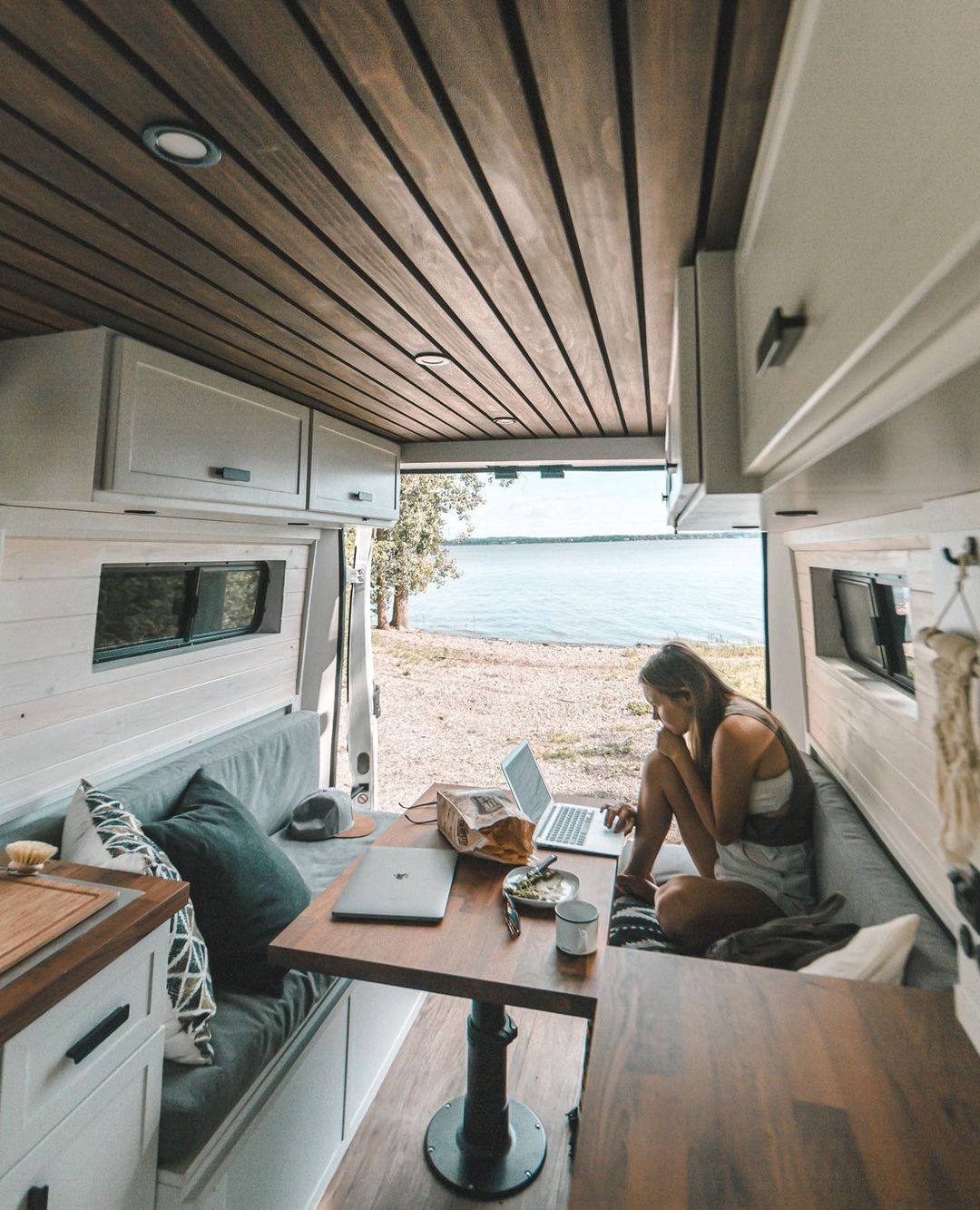 Intérieur d'un fourgon aménagé avec finition bois naturelle