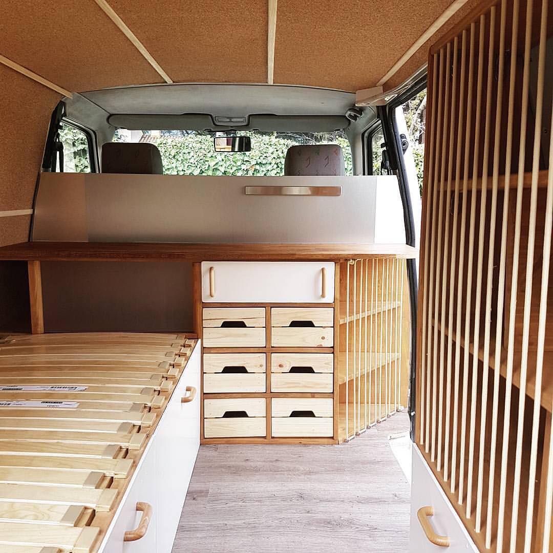 Fourgon aménagé avec finition bois naturelle